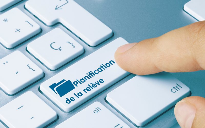 Planification de la relève Écrit sur la touche bleue du clavier métallique. Touche en appuyant sur le doigt.